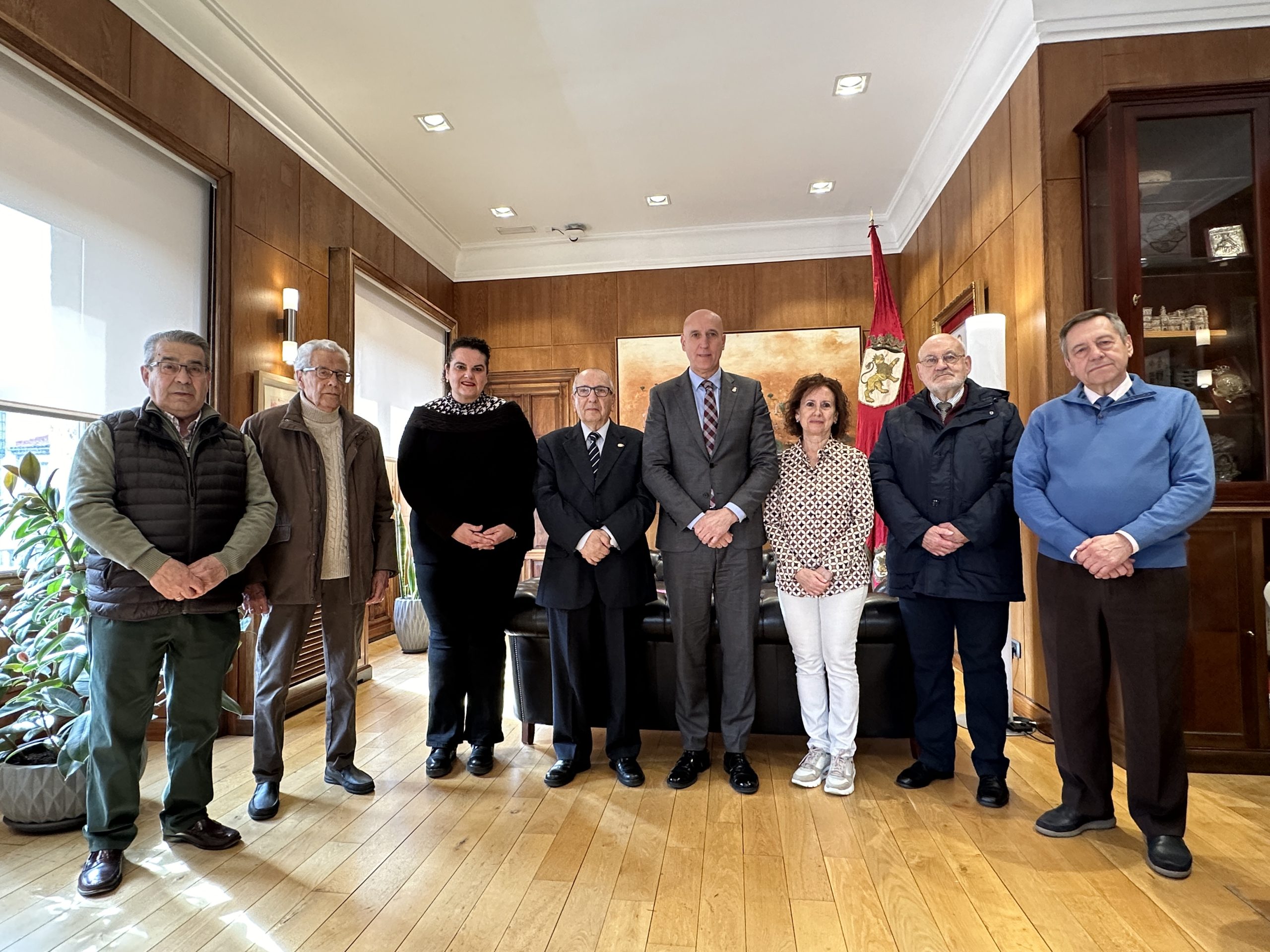 El alcalde de León recibe a una representación del órgano de gobierno de la Asociación Leonesa de Caridad