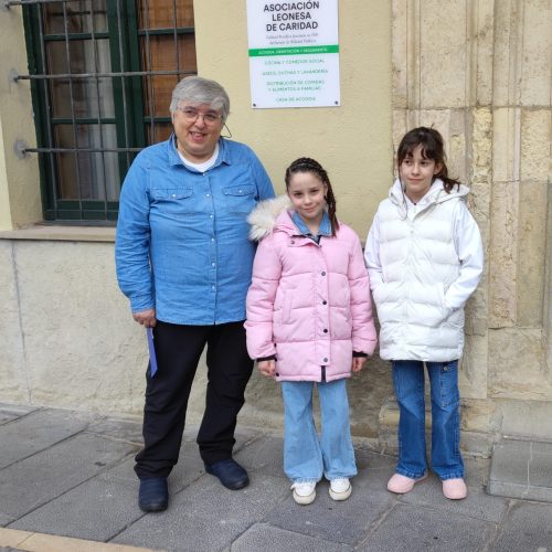 Niñas de catequesis de ‘San Juan de Regla’ entregan a Asleca la recaudación de su mercadillo solidario de manualidades