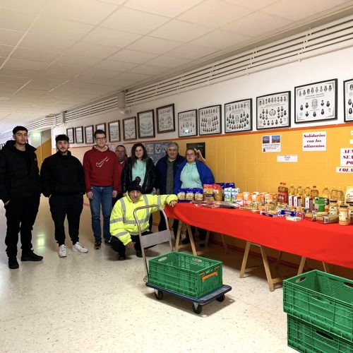 El Centro de FP María Auxiliadora entrega alimentos para el Comedor Social de Asleca